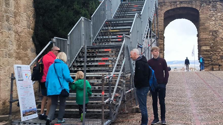 Una escalera metálica permitirá el acceso a la Alcazaba de Antequera durante las obras de mejora de accesibilidad