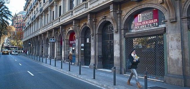 Un comercio cerrado en una semidesierta acera de la Diagonal, en diciembre.