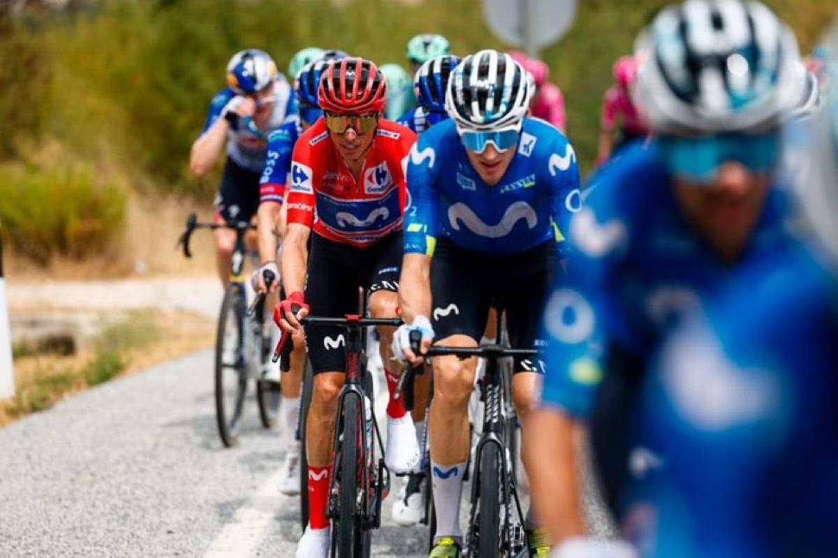 Enric Mas, protegido por los compañeros del Movistar, durante la 13ª etapa de la Vuelta.