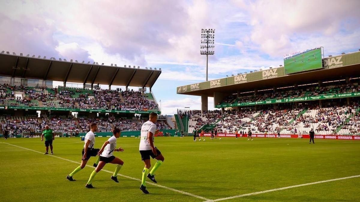 Imagen a pie de campo en El Arcángel antes de un encuentro de esta temporada en Segunda División.