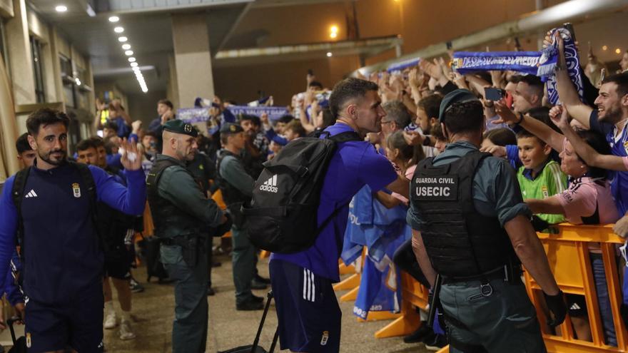 EN IMÁGENES: Así fue el recibimiento de la afición al Real Oviedo en el aeropuerto de Asturias