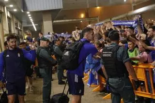 EN IMÁGENES: Así fue el recibimiento de la afición al Real Oviedo en el aeropuerto de Asturias