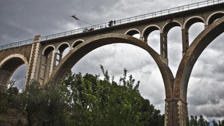 Práctica de puenting en la provincia de Alicante.