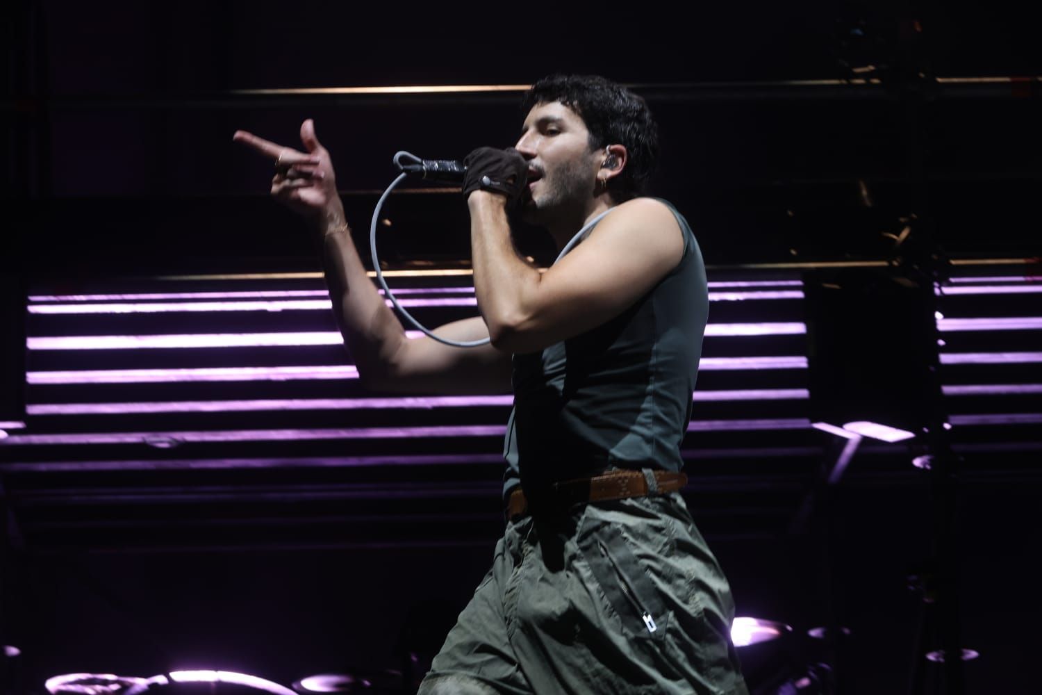 Sebastián Yatra se funde con el público y sus 'Tacones Rojos' pone en pie al Roig Arena