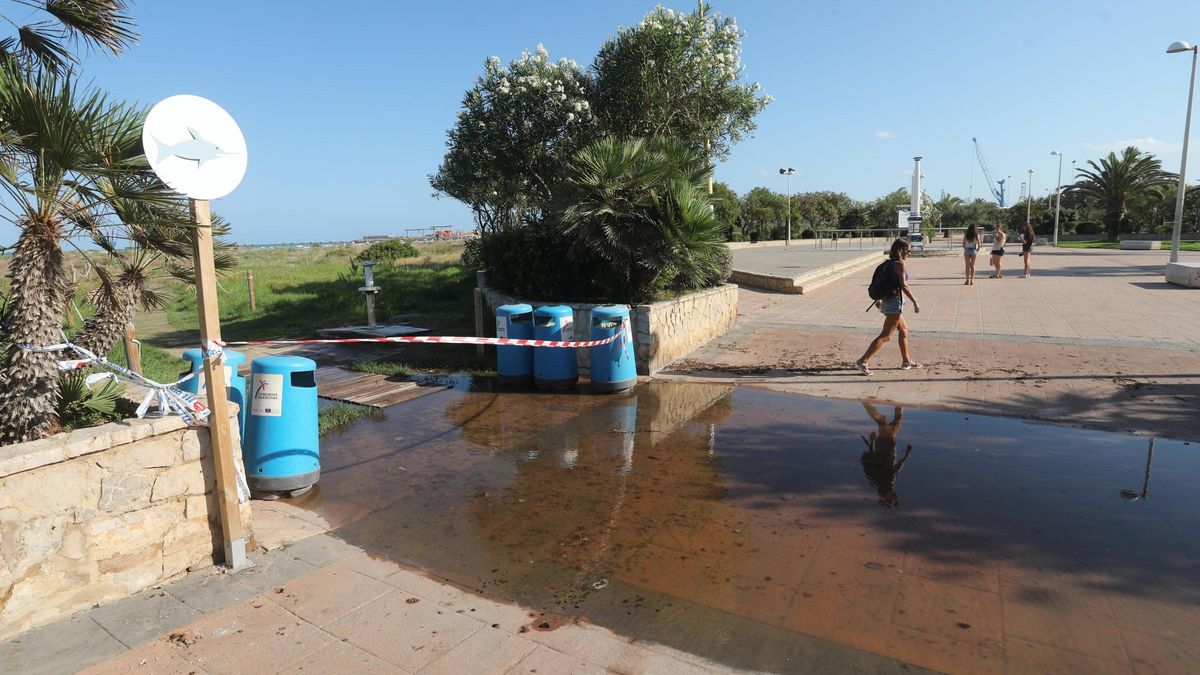 Río de aguas sucias en la playa de Port de Sagunt.