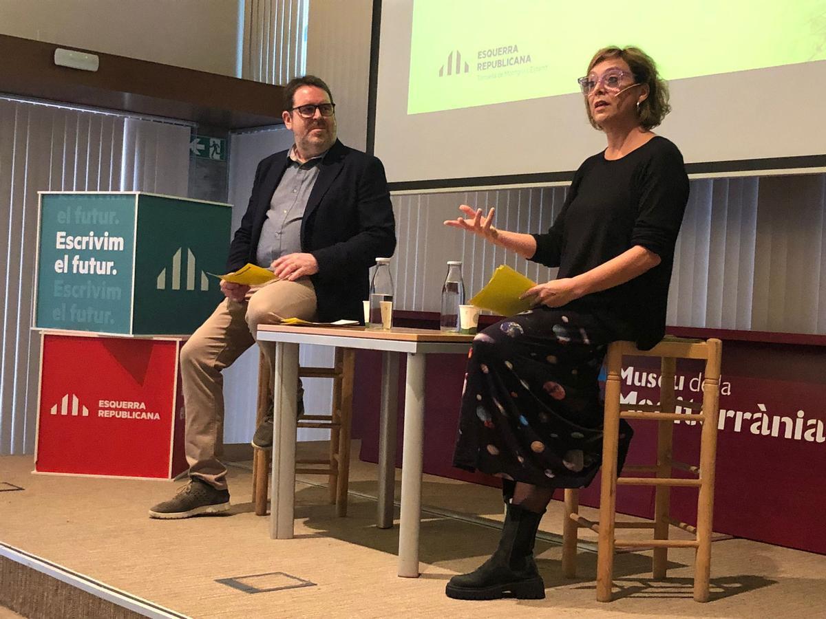 l'esquerra, el candidat d'Esquerra Republicana a l'alcaldia de Torroella de Montgrí i l'Estartit, Marc Calvet, acompanyat de la diputada al Congrés, Montse Bassa (dreta).