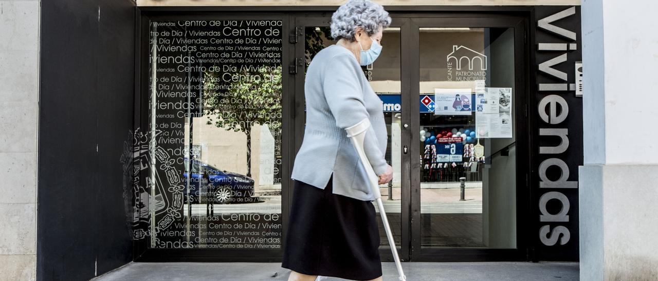 Una persona mayor para por delante de la puerta de un Centro de Día