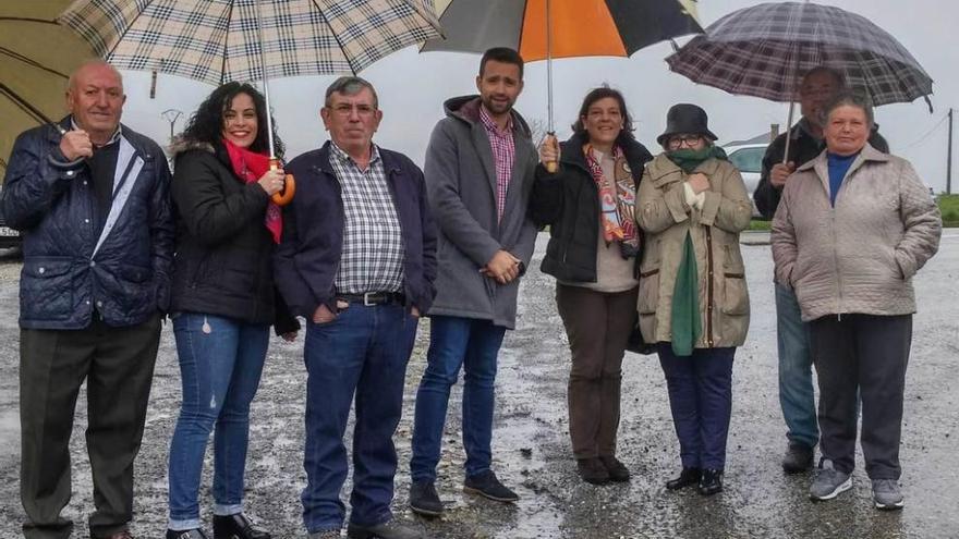 Álvaro Queipo, junto a Pérez de la Mata (cuarta por la derecha) y varios concejales y vecinos.