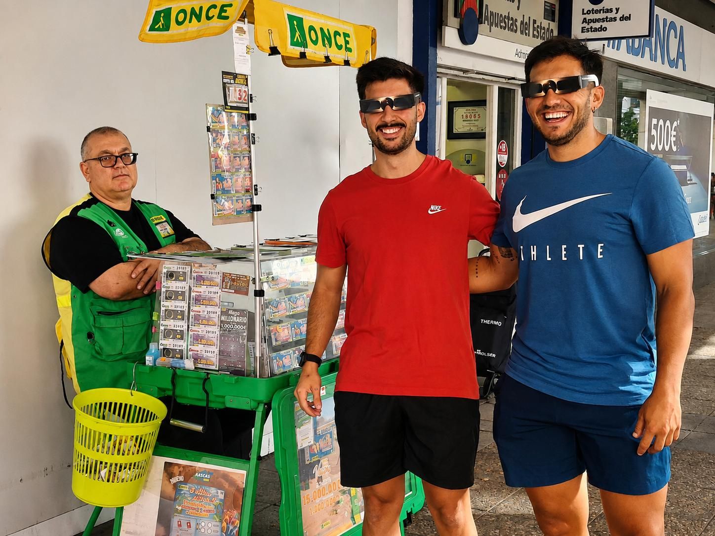 Michael Durán y Daniel Nogales se prueban las gafas homologadas con las que seguirán el eclipse del próximo 12 de agosto.