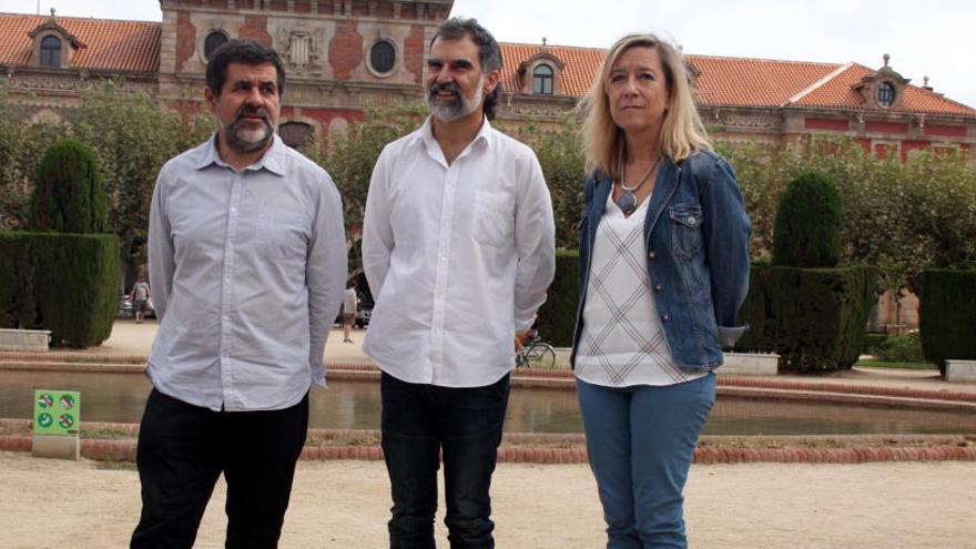 Jordi Sànchez (ANC), Jordi Cuixart (Òmnium) i Neus Lloveras (AMI).