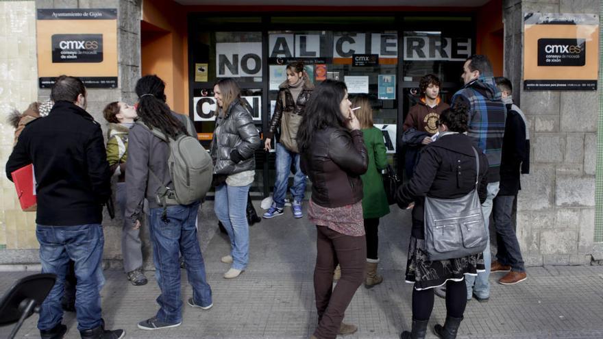 Jóvenes frente a la sede del Conseyu de Mocedá de Xixón.