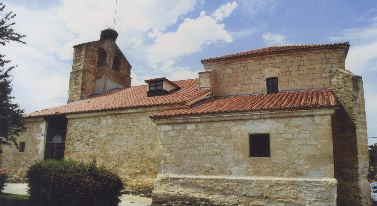 A la izquierda, iglesia de Santo Tomás Apóstol en Benegiles. En esta página, de arriba a abajo: Plaza Mayor y Ayuntamiento, vista general de Benegiles, cauce del Valderaduey y retablo de la iglesia. | J. S.