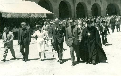 1956, 15 de juliol. Autoritats es dirigeixen a l'Ajuntament després d'inaugurar els nous locals del Frentre de Juventudes