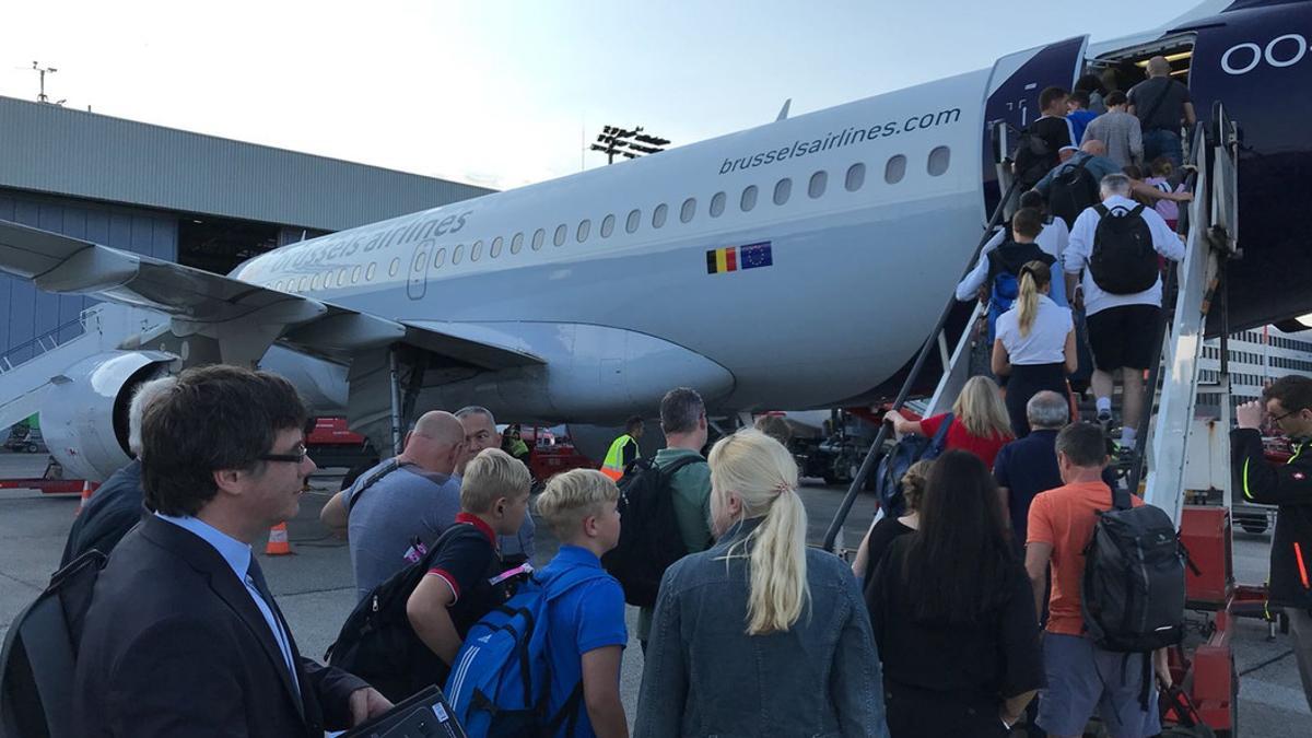 Puigdemont sube al avión con destino a Bruselas