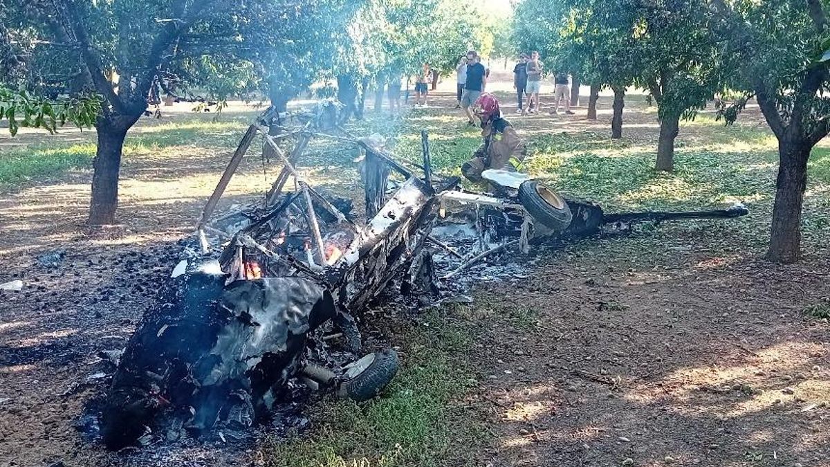 Imatge de l'aeronau calcinada on viatjaven els dos ferits