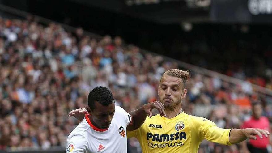 Nani y Soldado pugnan por un balón en Mestalla. // M. Bruque