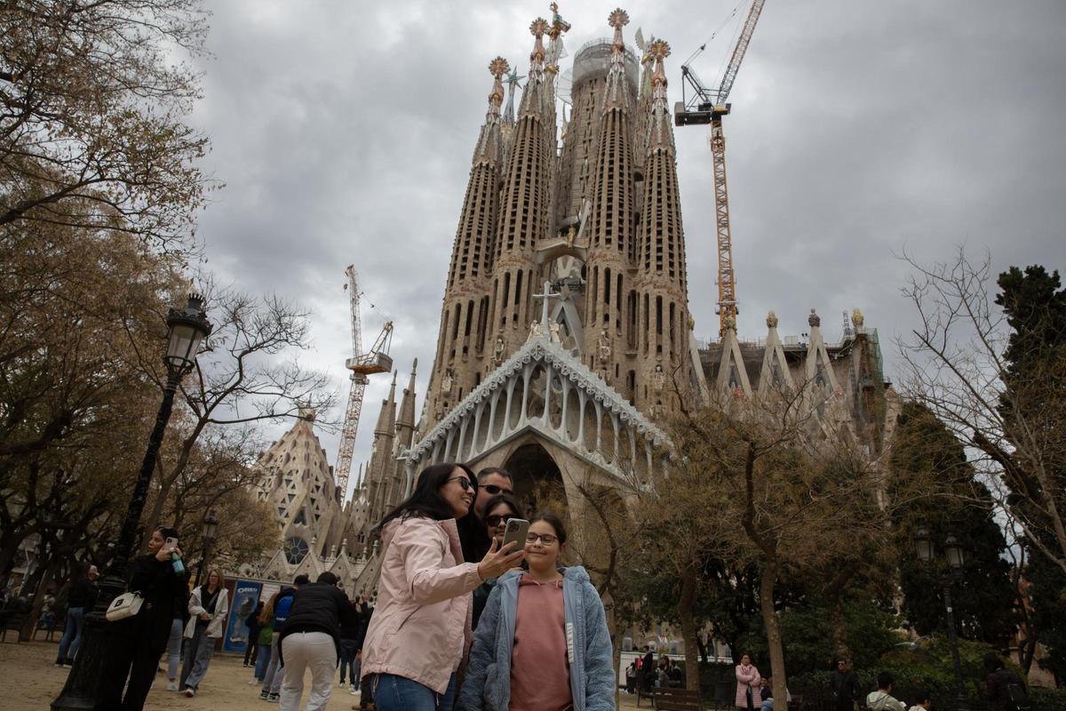 Los turistas llenan Barcelona pese al mal tiempo