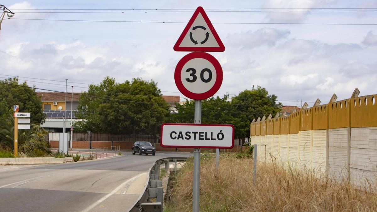 Señales con el topónimo en valenciano en los accesos al núcleo urbano de Castelló.