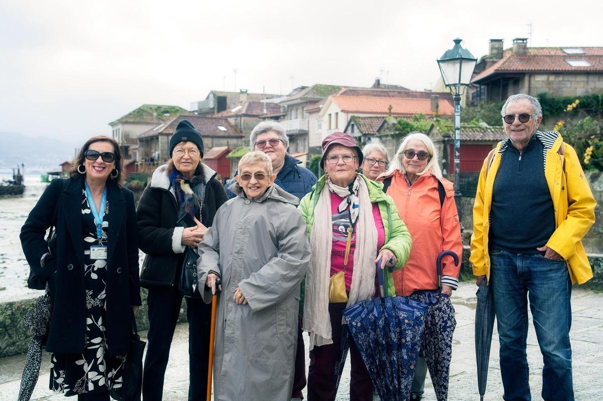 Participantes en el Congreso Europeo de Cofradías Enogastronómicas durante las visitas turísticas organizadas a lugares como O Grove, Pontevedra, Combarro, Santiago y Lalín. Participantes en el Congreso Europeo de Cofradías Enogastronómicas durante las visitas turísticas organizadas a lugares como O Grove, Pontevedra, Combarro, Santiago y Lalín.