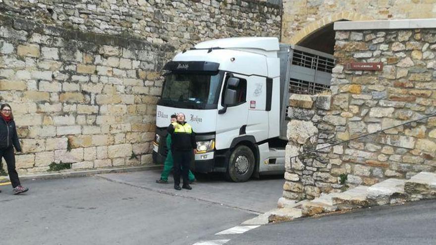 Un camión queda atascado en Morella