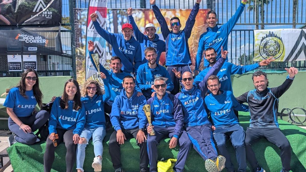 Los y las atletas del CA Gandia Alpesa celebran el éxito