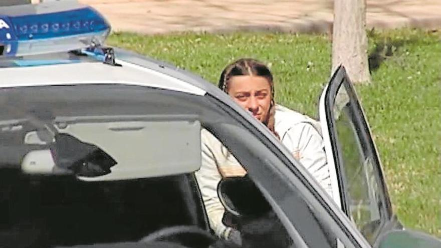María G. M., el domingo, entrando en el coche de la Guardia Civil que la llevó a prisión.