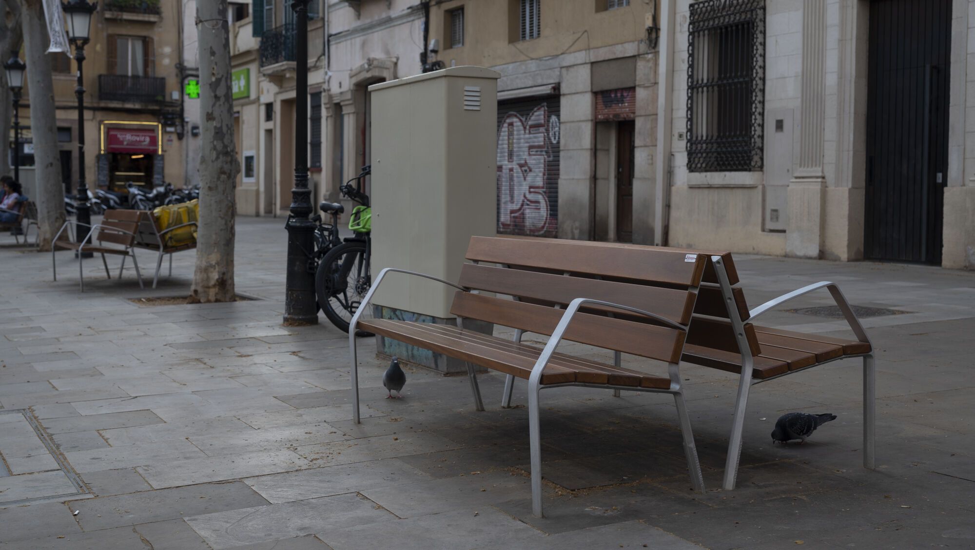 Barcelona. 23.03.2026. Barcelona. Banco en la plaza Rovira en el barrio de Gràcia. Fotografía de Jordi Cotrina