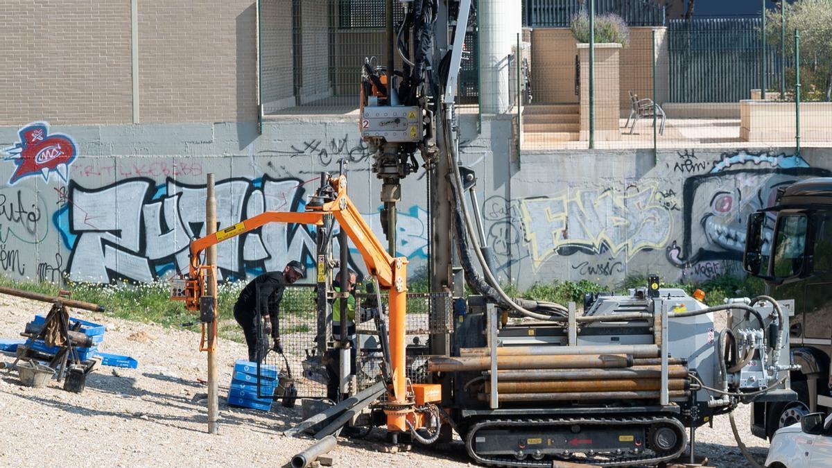 Los operarios realizan las catas en el solar de Alumalsa, hace unas semanas.