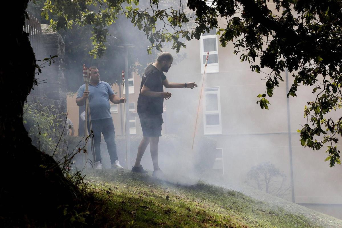 Miembros de la comisión de fiestas de Guadalupe lanzan bombas de palenque en verano