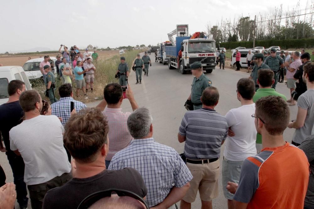 Protesta agricultores por el sellado del desagüe