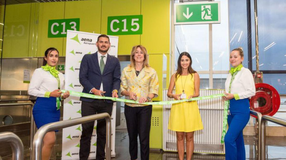 Corte de cinta en Gran Canaria del primer vuelo inaugural de Binter de este verano