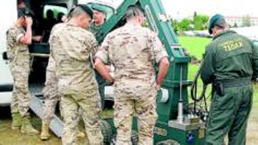 La Guardia Civil muestra sus medios para actuar en un ataque químico a la brigada de zapadores