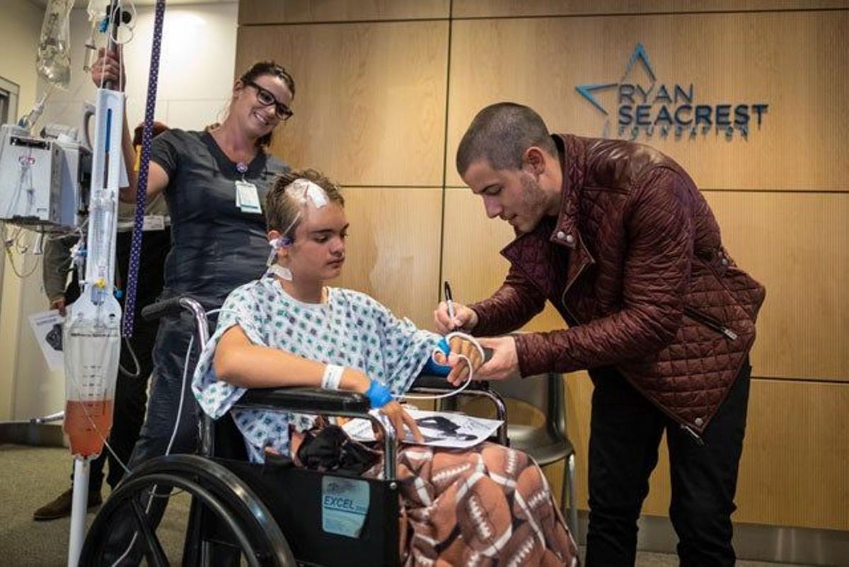 Nick Jonas saluda a un chico del Hospital Infantil de County Orange