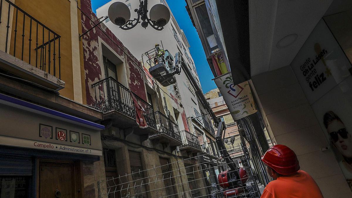 El edificio de Almacenes Parreño de la calle Salvador en pleno derribo, esta semana. | ANTONIO AMORÓS 