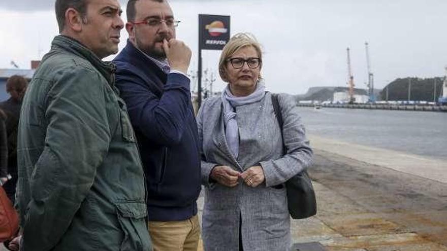 Luis Ramón Fernández Huerga, candidato a diputado; Adrián Barbón y Mariví Monteserín, candidata a la Alcaldía, ayer, en la ría de Avilés.