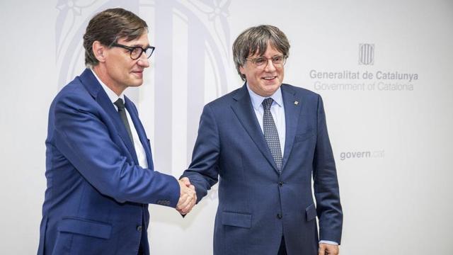 El president de la Generalitat, Salvador Illa, amb Carles Puigdemont l’any passat a Brussel·les | JASPER JACOBS / EUROPA PRESS