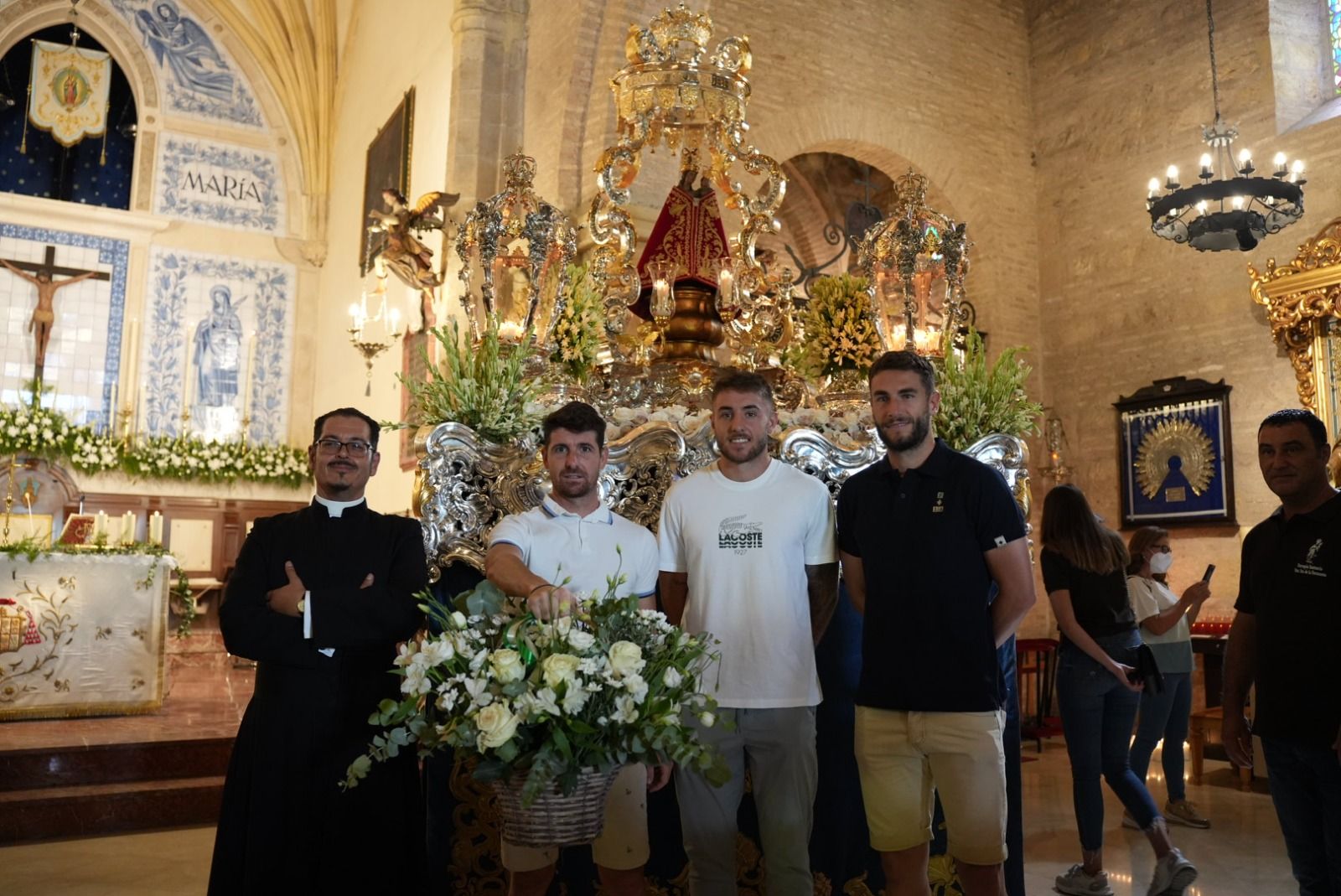 Los jugadores en la iglesia de La Fuensanta.