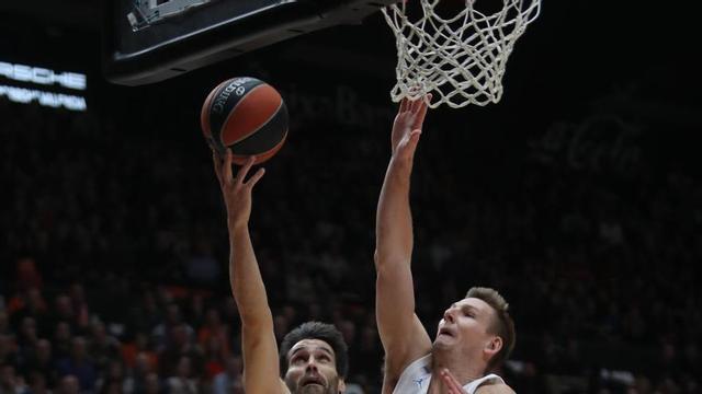 Fernando San Emeterio entra a canasta, anoche en la Fonteta.
