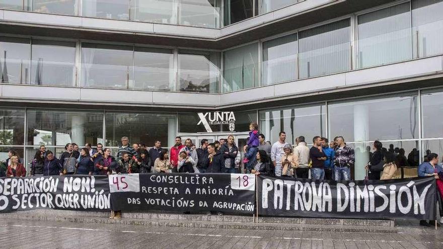 El colectivo se concentró ayer ante la delegación de la Xunta en Vigo para pedir soluciones al conflicto. // Cristina Graña