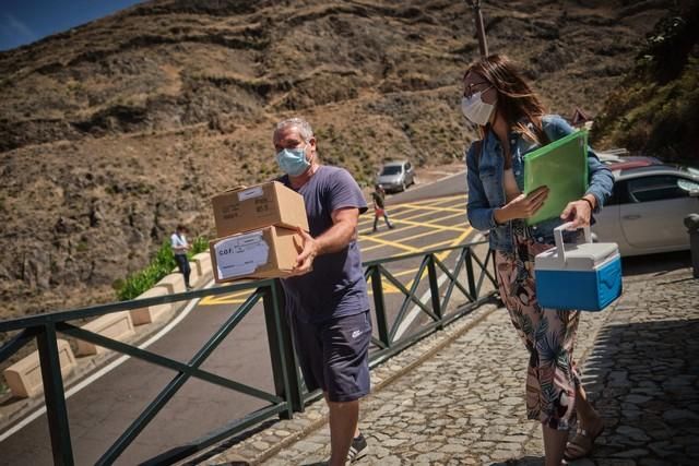 Recorrido con farmacéuticos por varios caseríos de Anaga, donde reparten medicamentos y atienden a personas en lugares aislados o con problemas para desplazarse  | 05/08/2020 | Fotógrafo: Andrés Gutiérrez Taberne