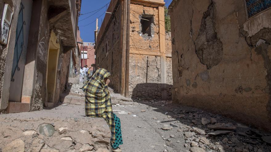 Damnificados por el terremoto en Marruecos pasean por sus vecindarios destruidos