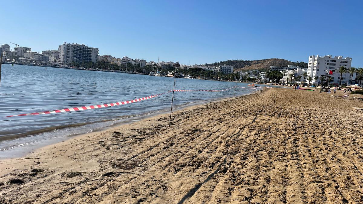 Una cinta alerta del cierre de la playa. Ayuntamiento de Sant Antoni