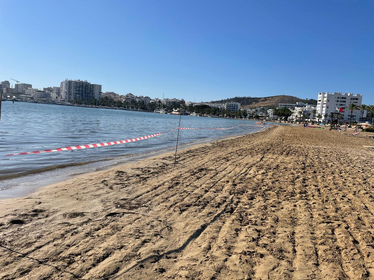 Una cinta alerta del cierre de la playa. Ayuntamiento de Sant Antoni