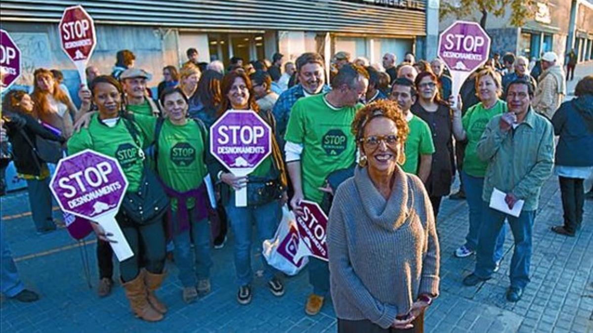 Rolink, en primer plano, con afectados por la hipoteca, ayer en Barcelona.