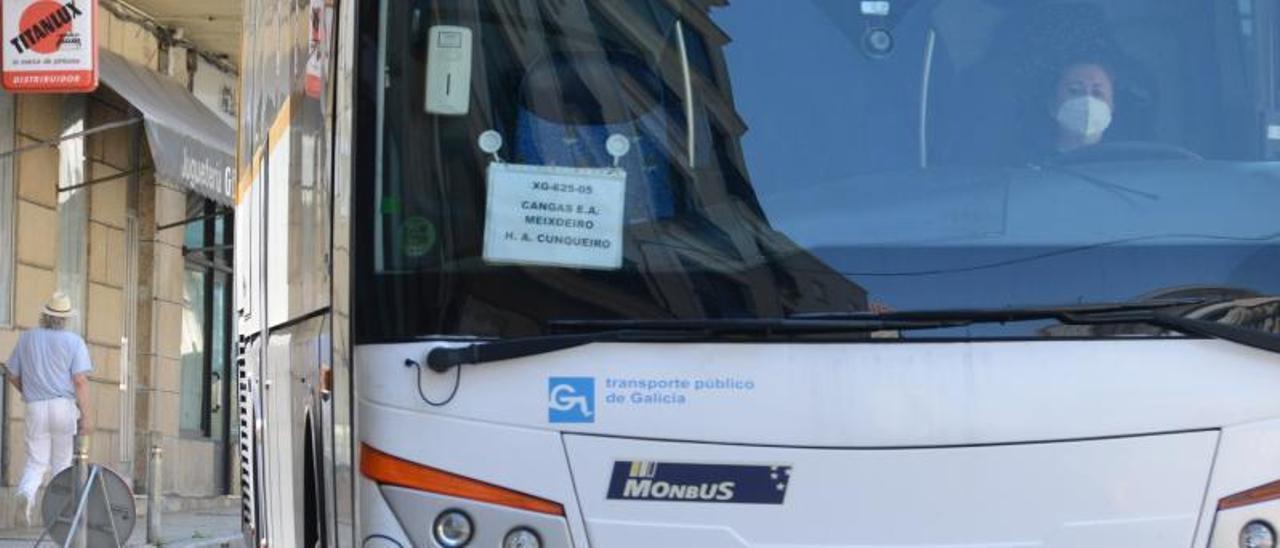 Autobús hacia los hospitales a su paso por el casco urbano de Moaña. | GONZALO NÚÑEZ