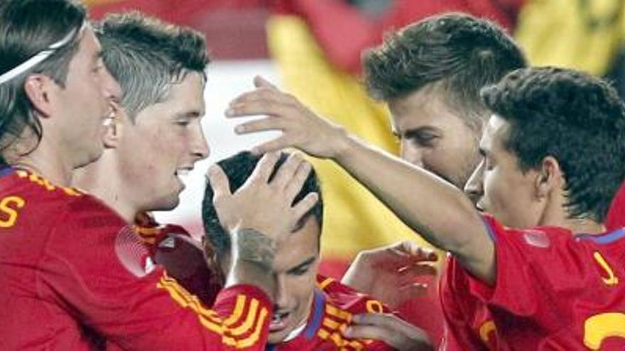 Los jugadores de la selección española celebran el gol de Pedro a Polonia.