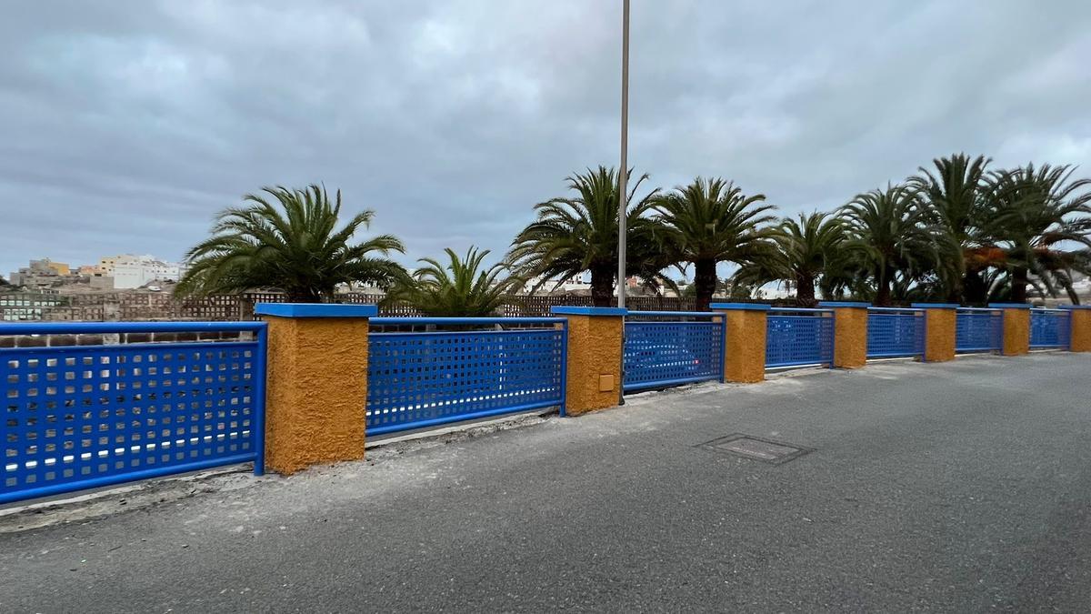 Una nueva valla refuerza la seguridad de la calle Panchito Pérez de Barrial