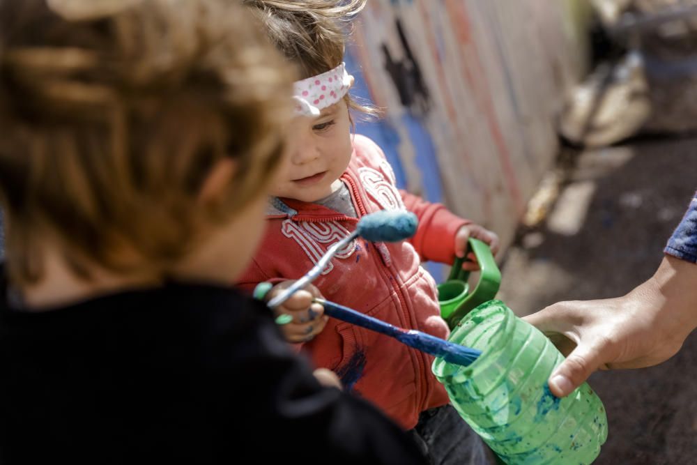 Familias y niños pintan el Molinar