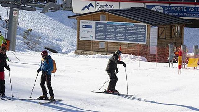 Varios esquiadores en Fuentes de Invierno
