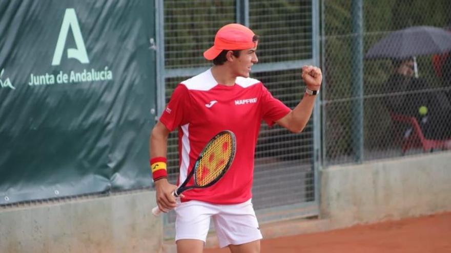 Andrés Santamarta celebra un punto.